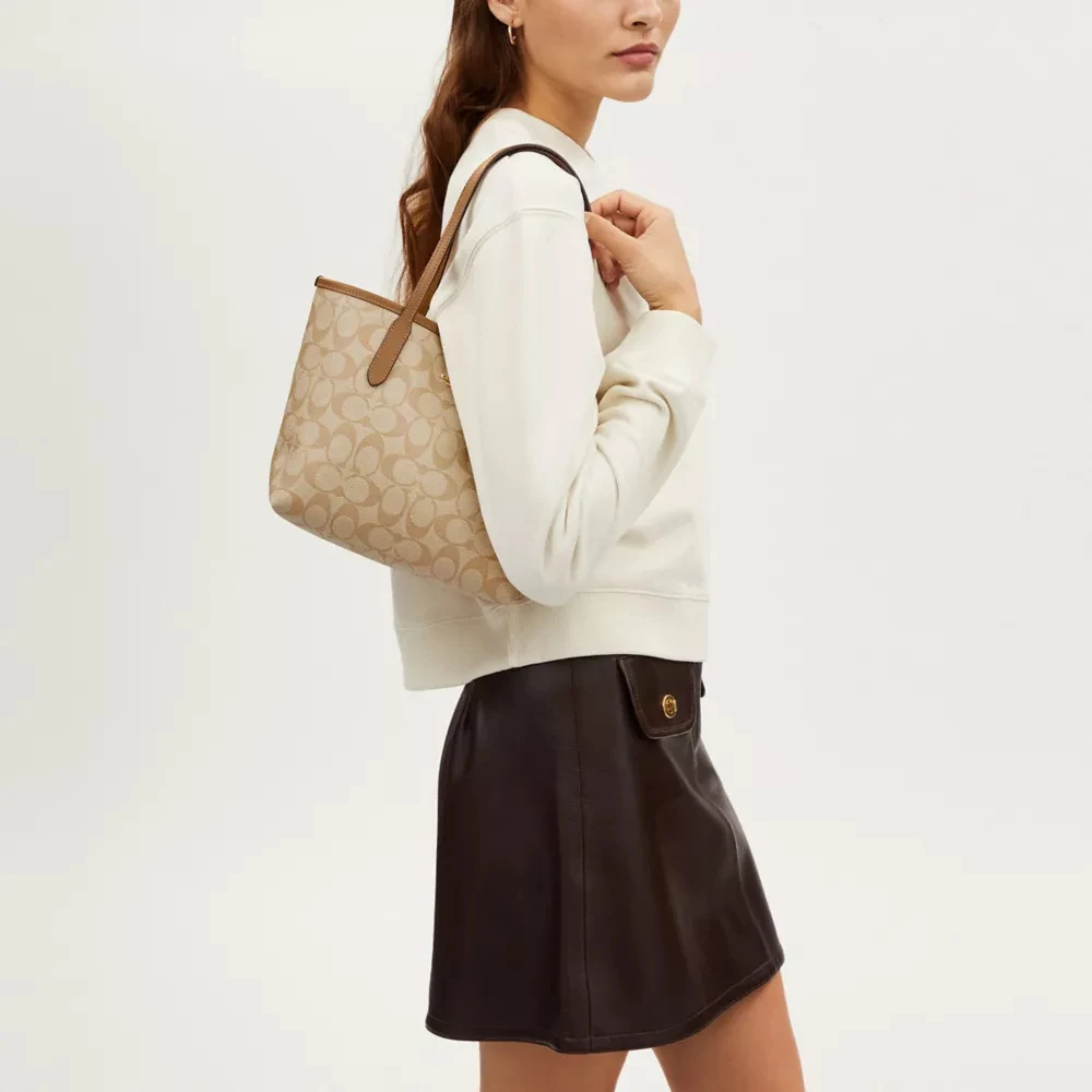 商品[国内直发] Coach|蔻驰 City 23 金标Logo经典老花按扣 帆布 托特包Tote包购物袋单肩包 女款 浅卡其色拼浅马鞍色,价格¥1454,第8张图片详细描述