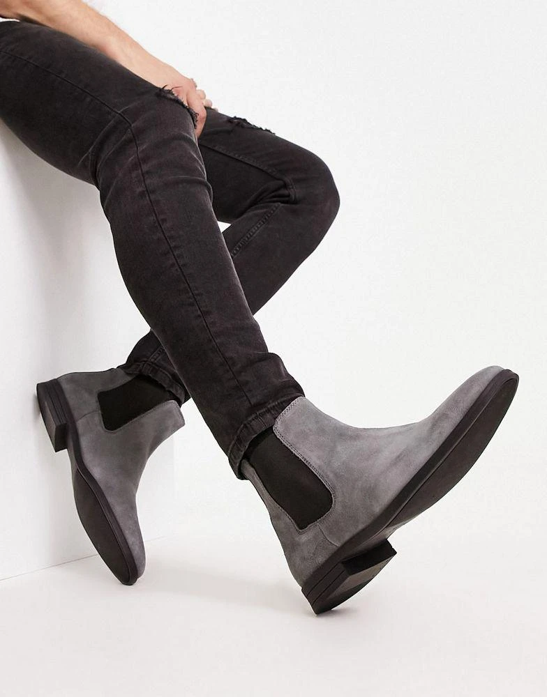 商品ASOS|ASOS DESIGN chelsea boots in grey suede with black sole,价格¥224,第3张图片详细描述