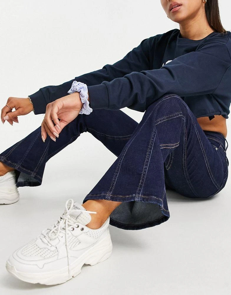 商品Topshop|Topshop Petite indigo curve flared Jamie jeans,价格¥260,第4张图片详细描述