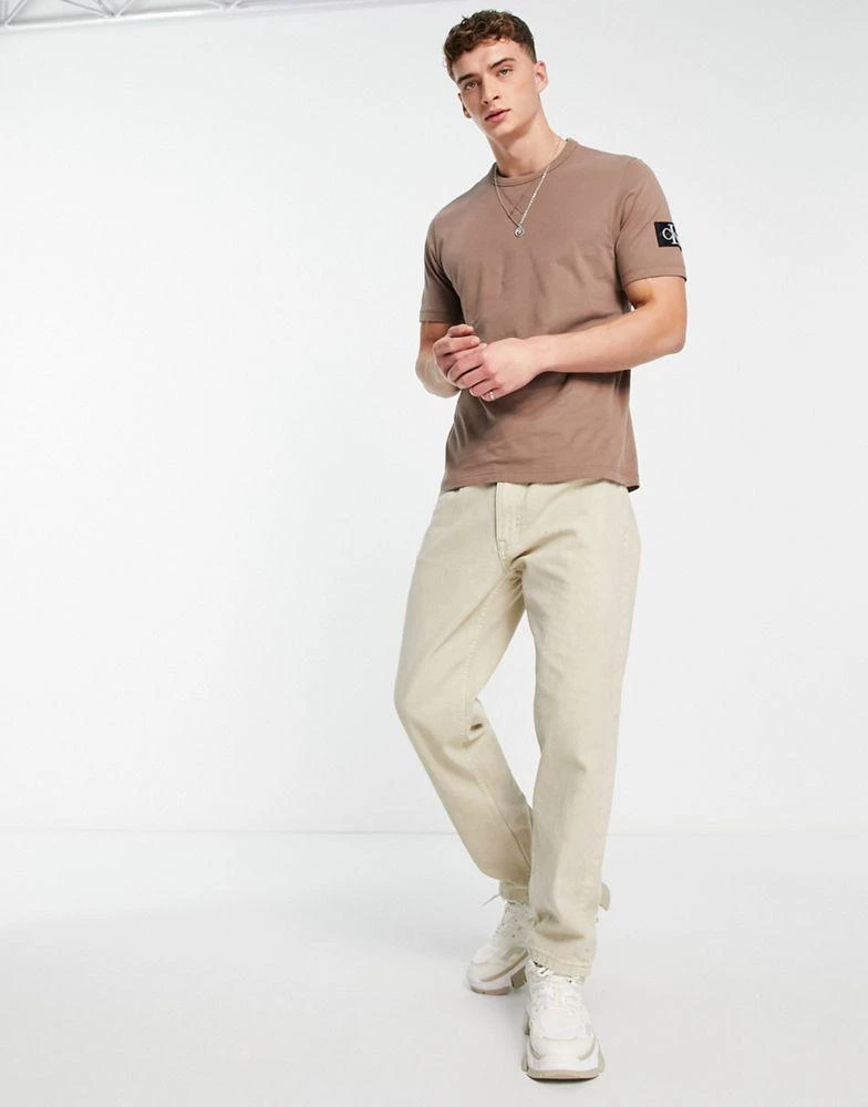 商品Calvin Klein|Calvin Klein Jeans monologo sleeve badge t-shirt in tan,价格¥384,第4张图片详细描述