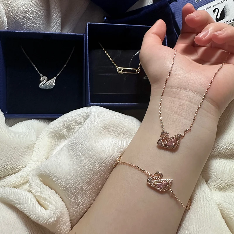 商品[国内直发] Swarovski|施华洛世奇 粉天鹅套装 仿水晶石 项链+手链 女款,价格¥1174,第4张图片详细描述