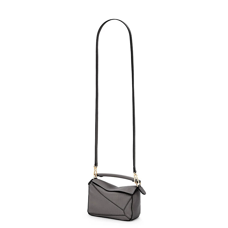 商品Loewe|【预售3-7天】LOEWE/罗意威 22新款Puzzle系列 女士迷你款沥青灰色柔软粒面小牛皮单肩斜挎手提拼图包A510U95X37-1640,价格¥13691,第4张图片详细描述