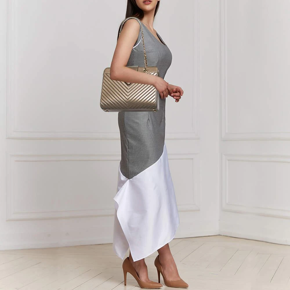 商品[二手商品] Chanel|Chanel Metallic Olive Green Chevron Quilted Leather Collar And Tie Shoulder Bag,价格¥11427,第2张图片详细描述