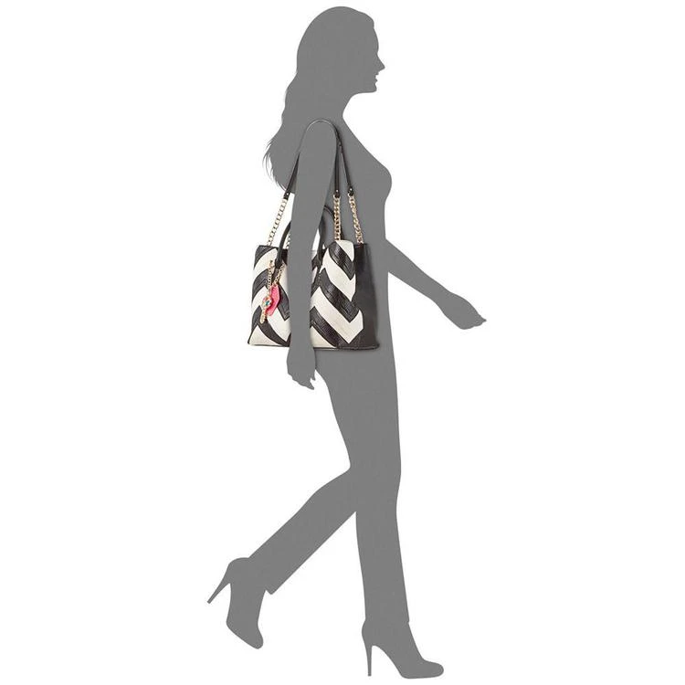 商品Betsey Johnson|Large Chevron Tote with Hotel Charms,价格¥570,第2张图片详细描述
