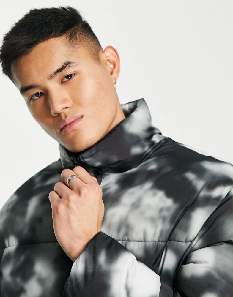 商品ADPT|ADPT cropped stand collar puffer jacket tie dye print in black,价格¥424,第4张图片详细描述