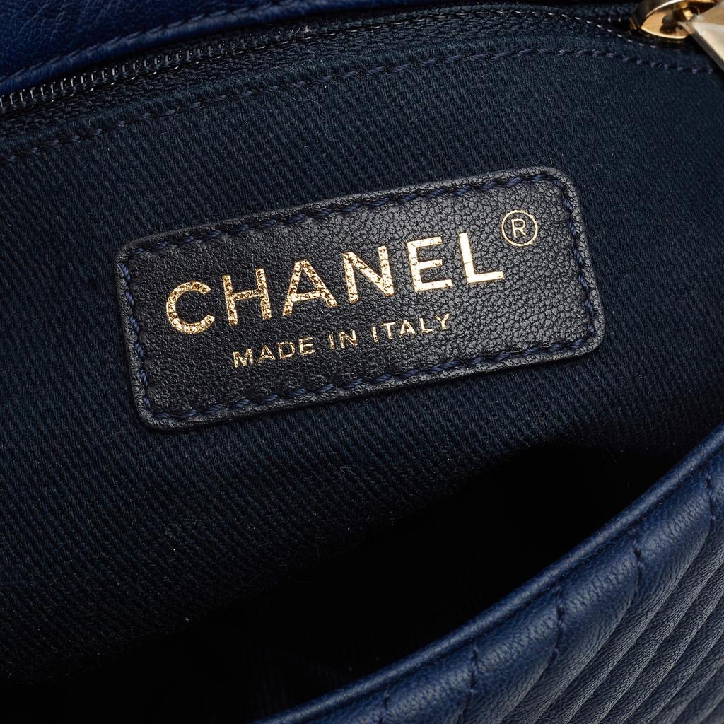 Chanel Navy Blue Chevron Leather Small Medallion Charm Flap Bag商品第9张图片规格展示