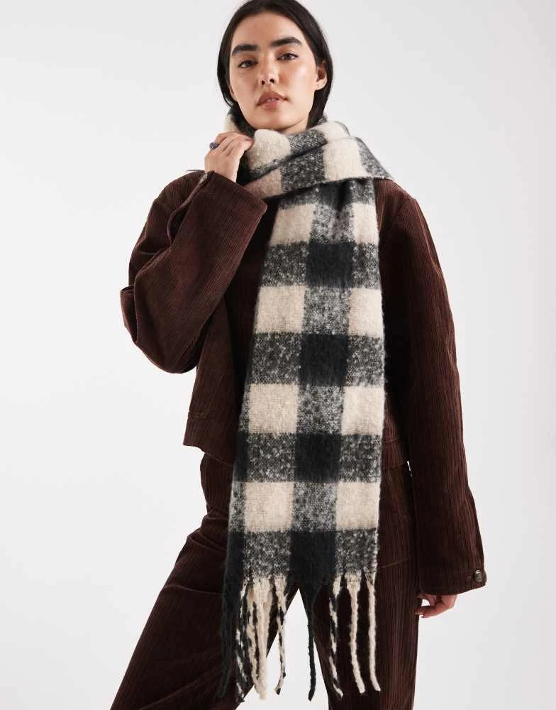 商品Threadbare|Threadbare blanket scarf in black and cream gingham print,价格¥161,第1张图片详细描述