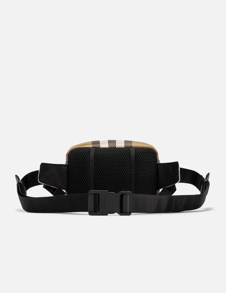 商品Burberry|Exaggerated Check Paddy Belt Bag,价格¥10421,第3张图片详细描述