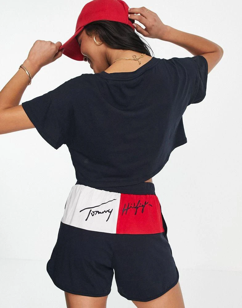 商品Tommy Hilfiger|Tommy Hilfiger logo cropped beach t-shirt co-ord in navy,价格¥434,第4张图片详细描述