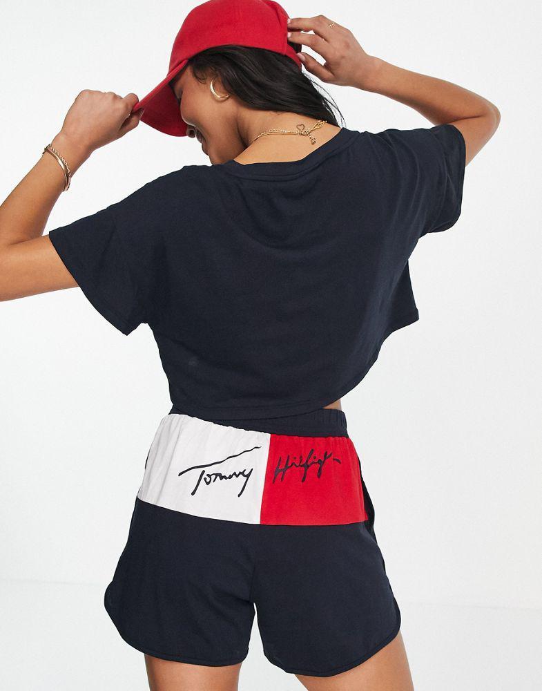 商品Tommy Hilfiger|Tommy Hilfiger logo cropped beach t-shirt co-ord in navy,价格¥421,第6张图片详细描述