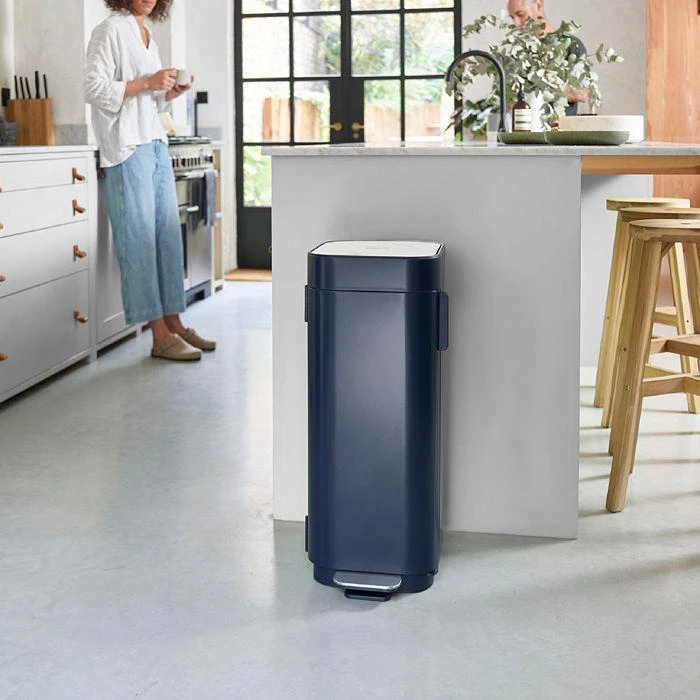 商品Joseph Joseph|Porta 40 Liter Easy Empty Pedal Trash Can,价格¥1352,第4张图片详细描述