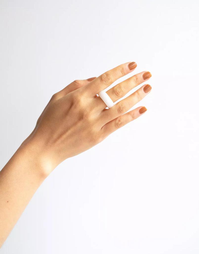 商品Madewell|Seree White Tee Jade Ring,价格¥309,第4张图片详细描述