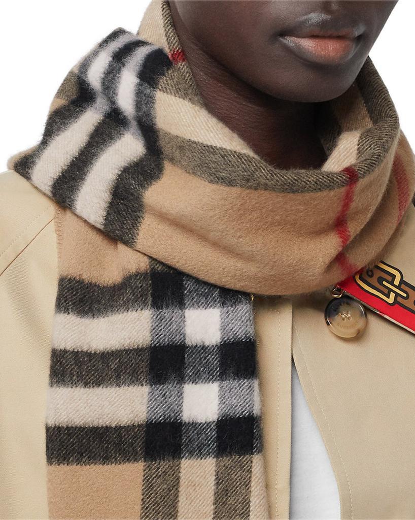 商品Burberry|Giant Check Cashmere Scarf,价格¥3779,第4张图片详细描述