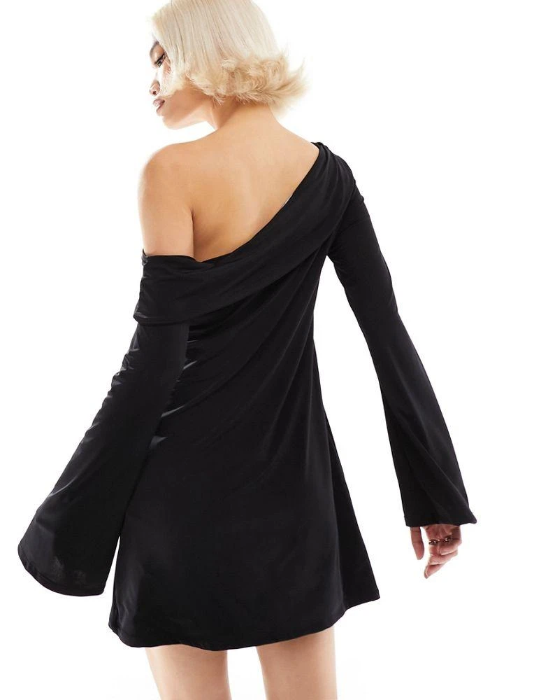 商品Motel|Motel one-shoulder silky long sleeve mini dress in black,价格¥380,第4张图片详细描述