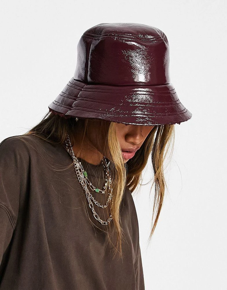 商品Topshop|Topshop yinyl bonded bucket hat in burgundy,价格¥72,第2张图片详细描述