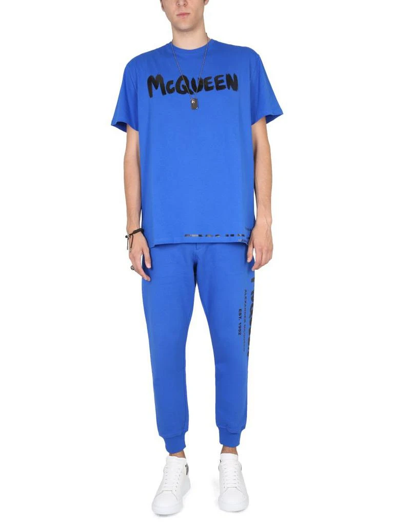 商品Alexander McQueen|ALEXANDER MCQUEEN JOGGING PANTS WITH GRAFFITI LOGO,价格¥3194,第2张图片详细描述