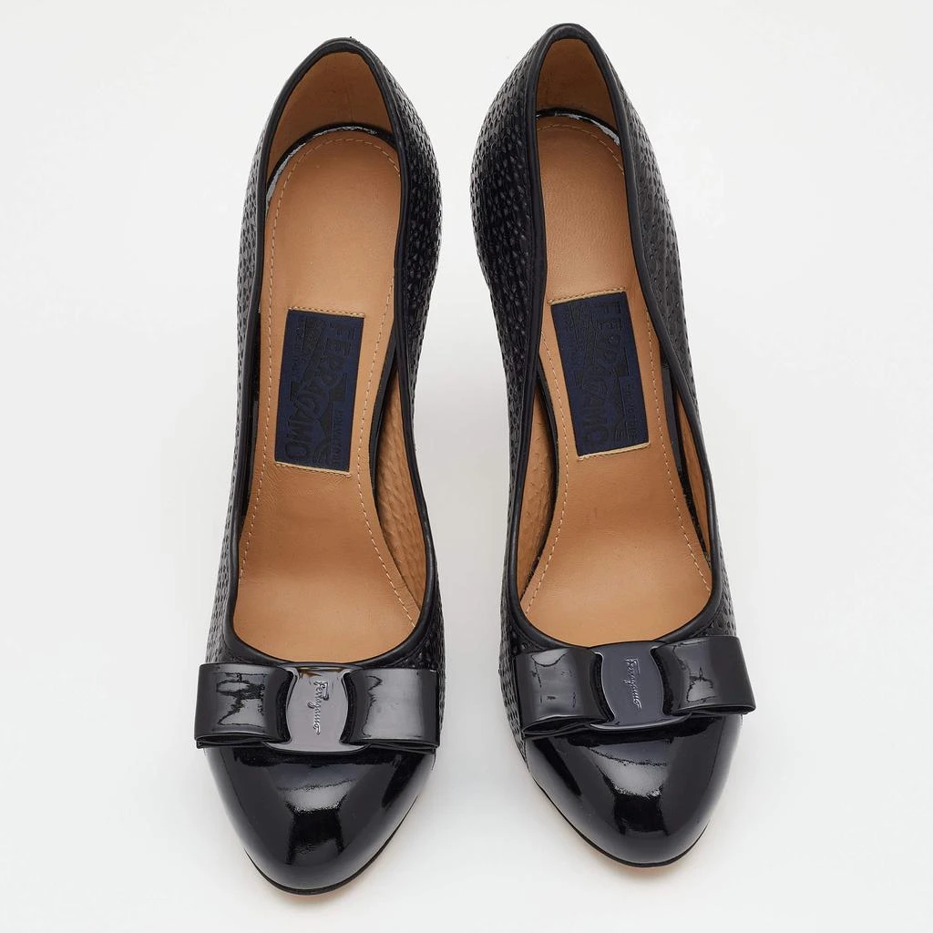 商品[二手商品] Salvatore Ferragamo|Salvatore Ferragamo Black Laser Cut Leather Vara Lace Bow Pumps Size 39,价格¥2746,第3张图片详细描述