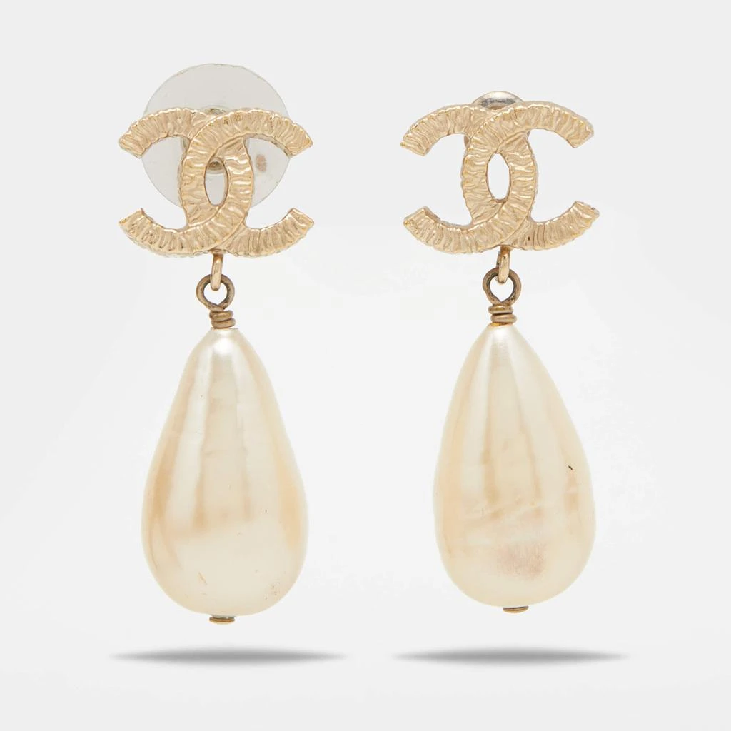 商品[二手商品] Chanel|Chanel Pale Gold Tone CC Faux Pearl Dangle Earrings,价格¥5056,第1张图片