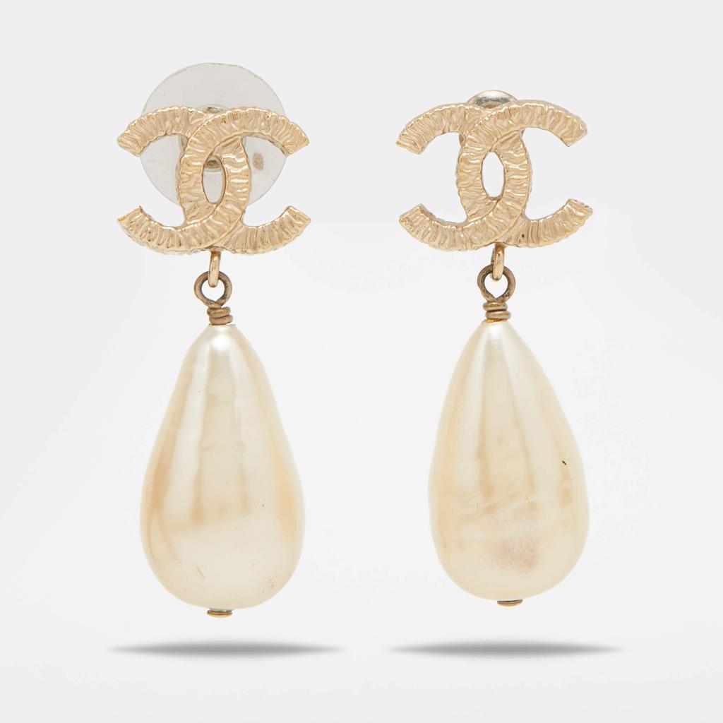 商品[二手商品] Chanel|Chanel Pale Gold Tone CC Faux Pearl Dangle Earrings,价格¥4795,第1张图片