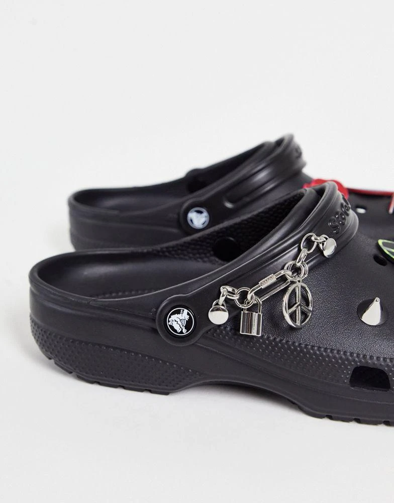 商品Crocs|Crocs classic clogs in black with jibbitz,价格¥490,第3张图片详细描述
