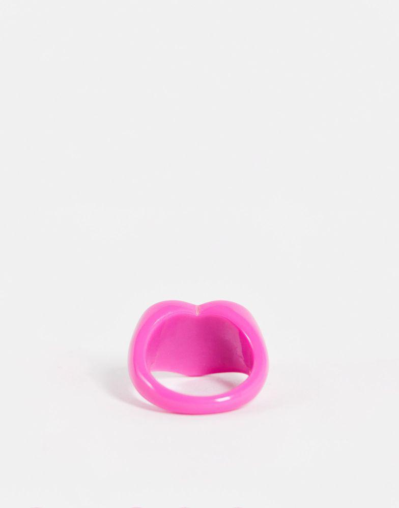 商品ASOS|ASOS DESIGN Curve ring in heart shape with emerald green jewel in hot pink plastic,价格¥27,第5张图片详细描述