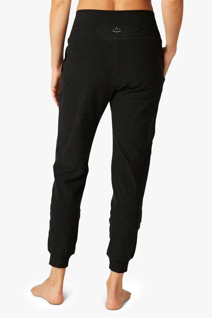 商品Beyond yoga|Spacedye Midi Jogger - Darkest Night,价格¥1043,第4张图片详细描述