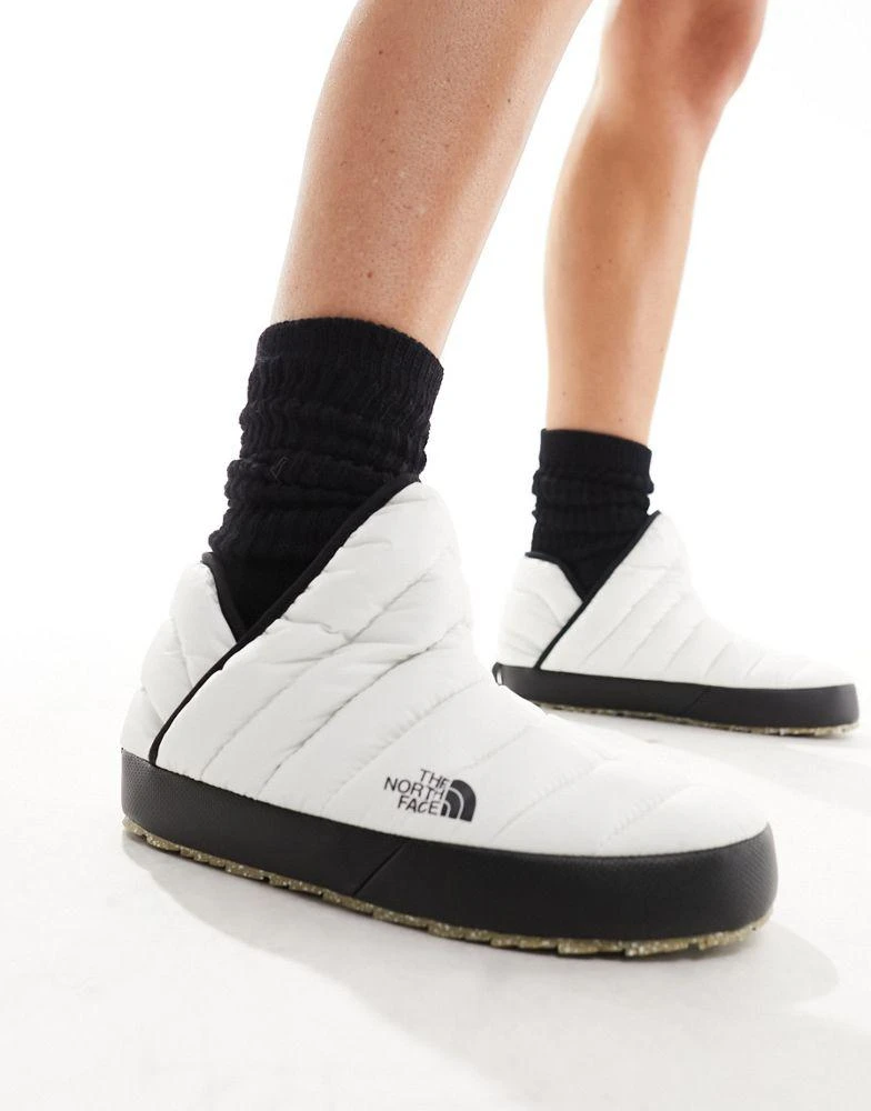 商品The North Face|The North Face Deanali Thermoball traction booties in cream and black,价格¥690,第2张图片详细描述