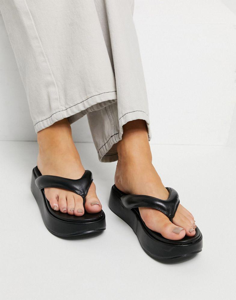 ASOS DESIGN Ferris chunky flip flop sandals in black商品第1张图片规格展示