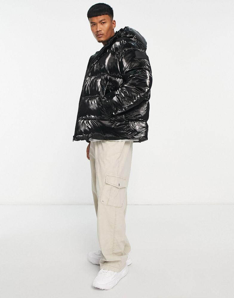Calvin Klein Jeans badge logo high shine oversized puffer jacket in black商品第4张图片规格展示
