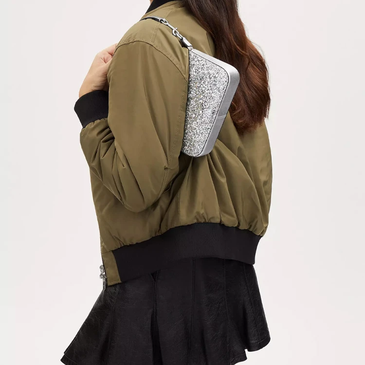 商品[国内直发] Coach|蔻驰 Nolita 19 徽标Logo铭牌拉链五金扣闪光卡槽 小牛皮 腋下包手提单肩包 小号 女款 银色,价格¥2109,第8张图片详细描述