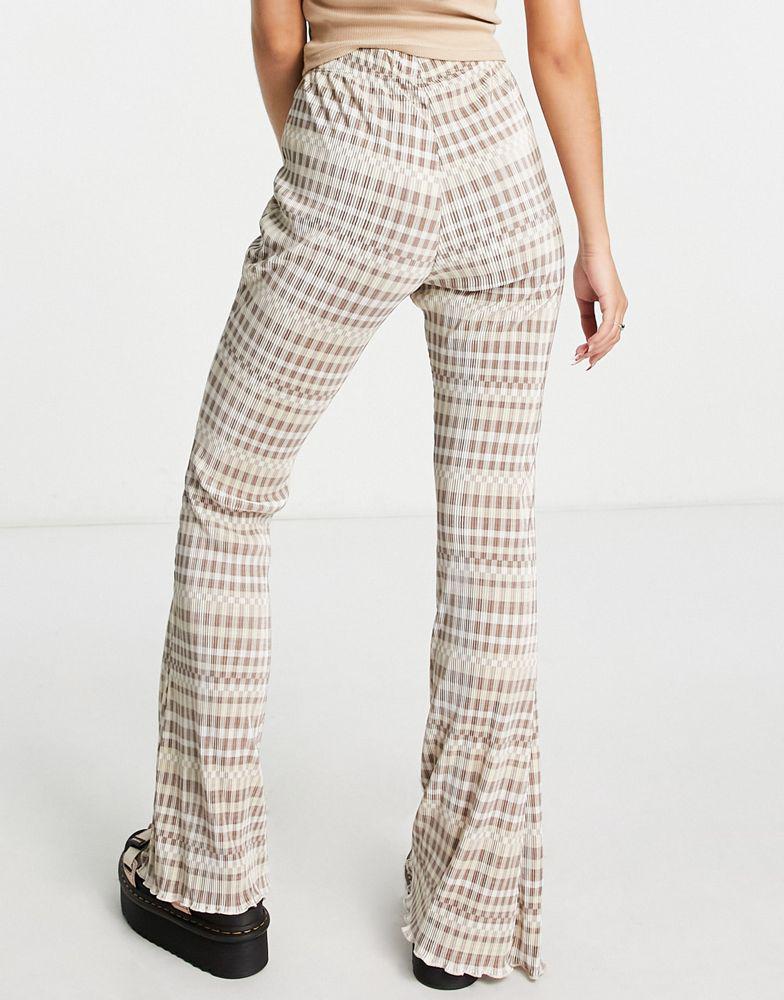 Topshop co-ord checkerboard print plisse flare trouser in beige商品第2张图片规格展示