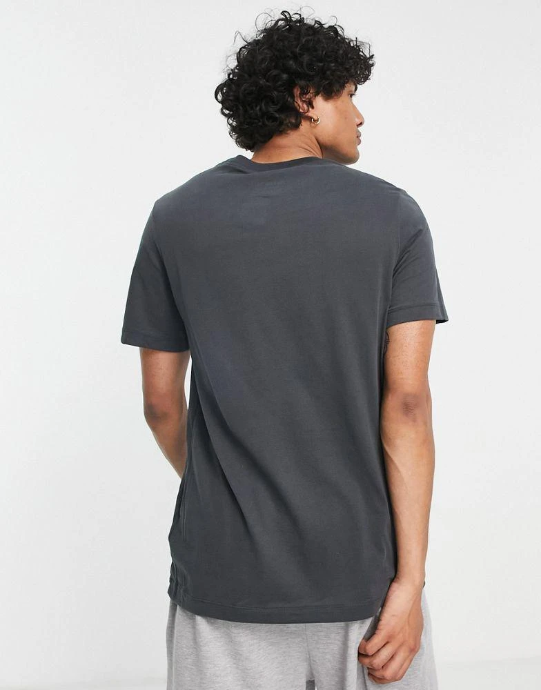 商品NIKE|Nike Training Sport Clash logo t-shirt in grey,价格¥137,第4张图片详细描述