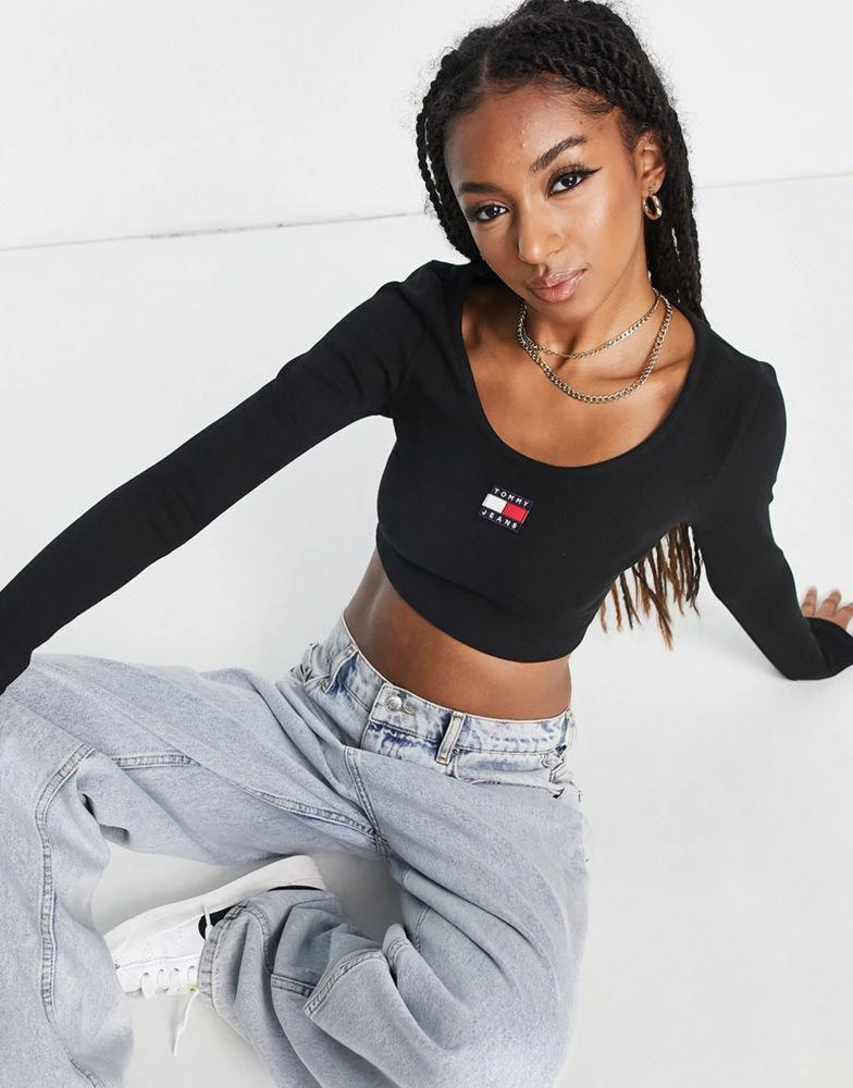 商品Tommy Jeans|Tommy Jeans flag logo cropped rib long sleeve t-shirt in black,价格¥387,第4张图片详细描述
