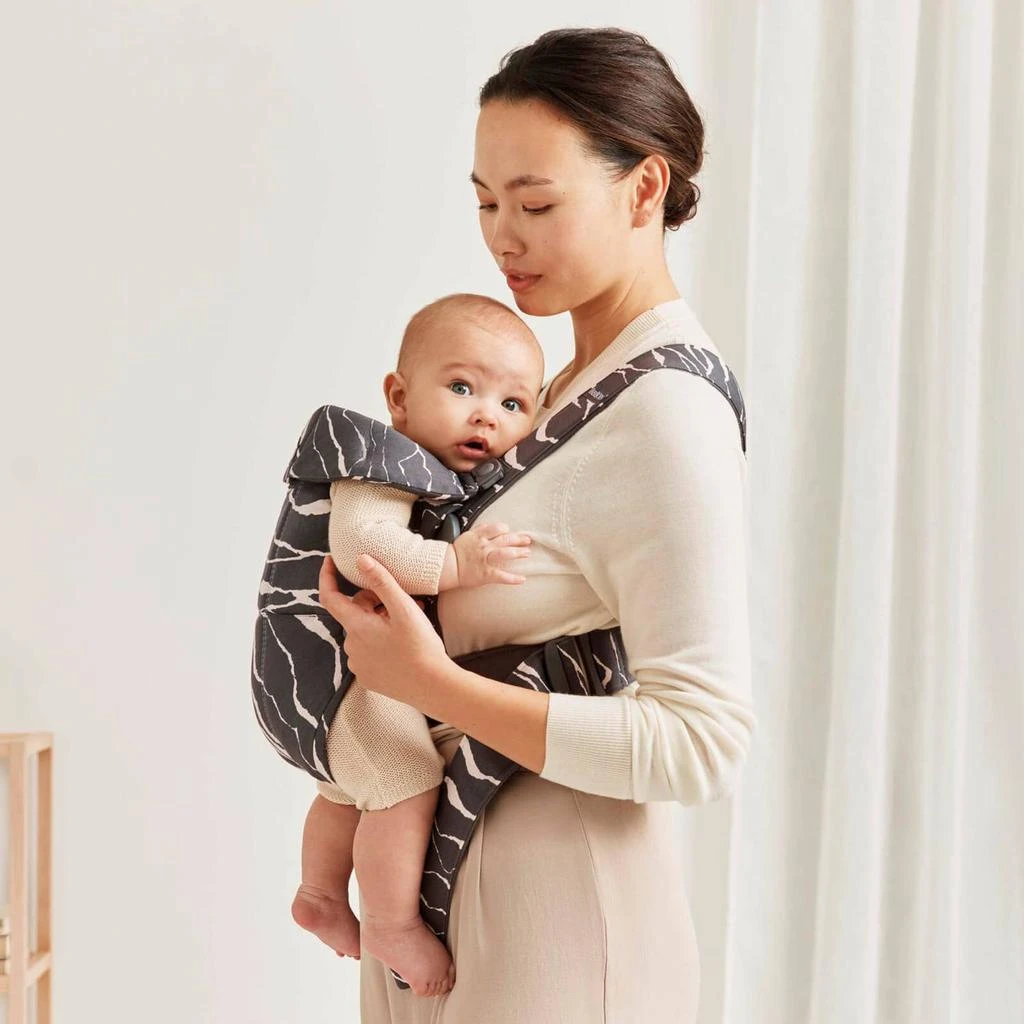 商品BabyBjörn|BABYBJÖRN Mini Baby Carrier - Anthracite/Landscape,价格¥716,第2张图片详细描述