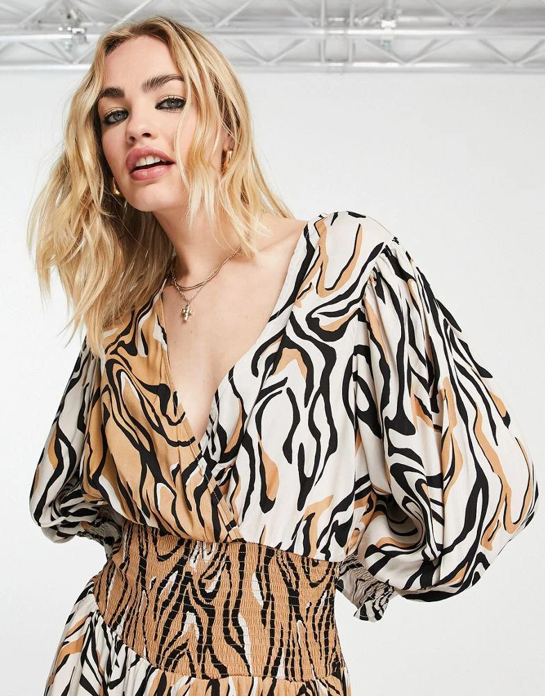 商品River Island|River Island animal print shirred midi dress in light brown,价格¥202,第3张图片详细描述