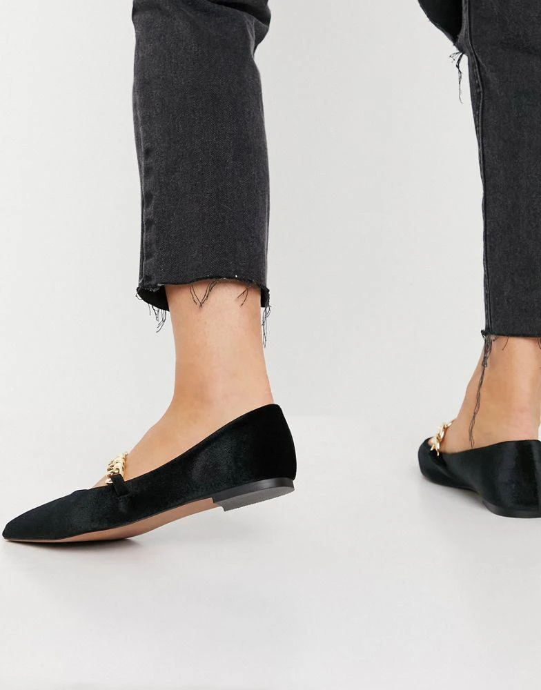 商品ASOS|ASOS DESIGN Wide Fit Lise pointed chain ballet flats in black velvet,价格¥132,第2张图片详细描述