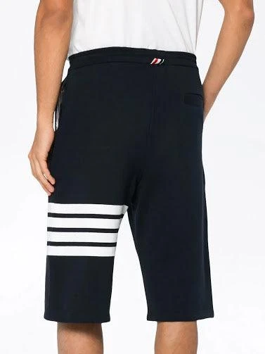 商品Thom Browne|THOM BROWNE MEN CLASSIC SWEAT SHORTS WITH ENGINEERED 4 BAR STRIPES IN CLASSIC LOOP BACK,价格¥5625,第2张图片详细描述