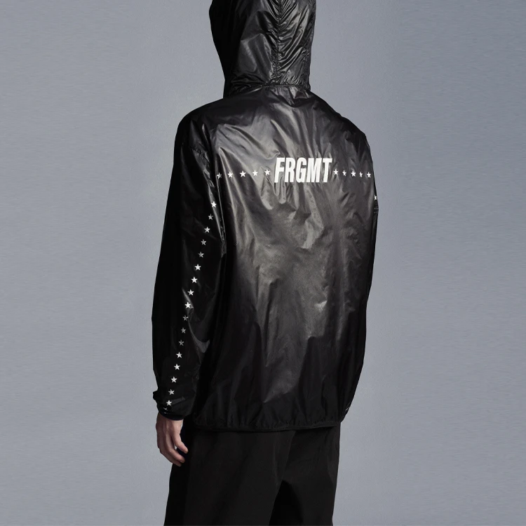 商品[国内直发] Moncler|盟可睐 X fragment 藤原浩联名款 FW21 后背字母星星图案印花拉链连帽夹克外套 男款 黑色,价格¥5266,第4张图片详细描述