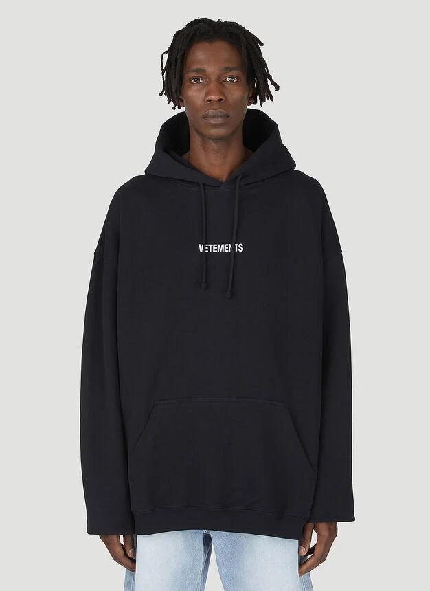 商品Vetements|Logo Label Hooded Sweatshirt in Black,价格¥2954,第1张图片