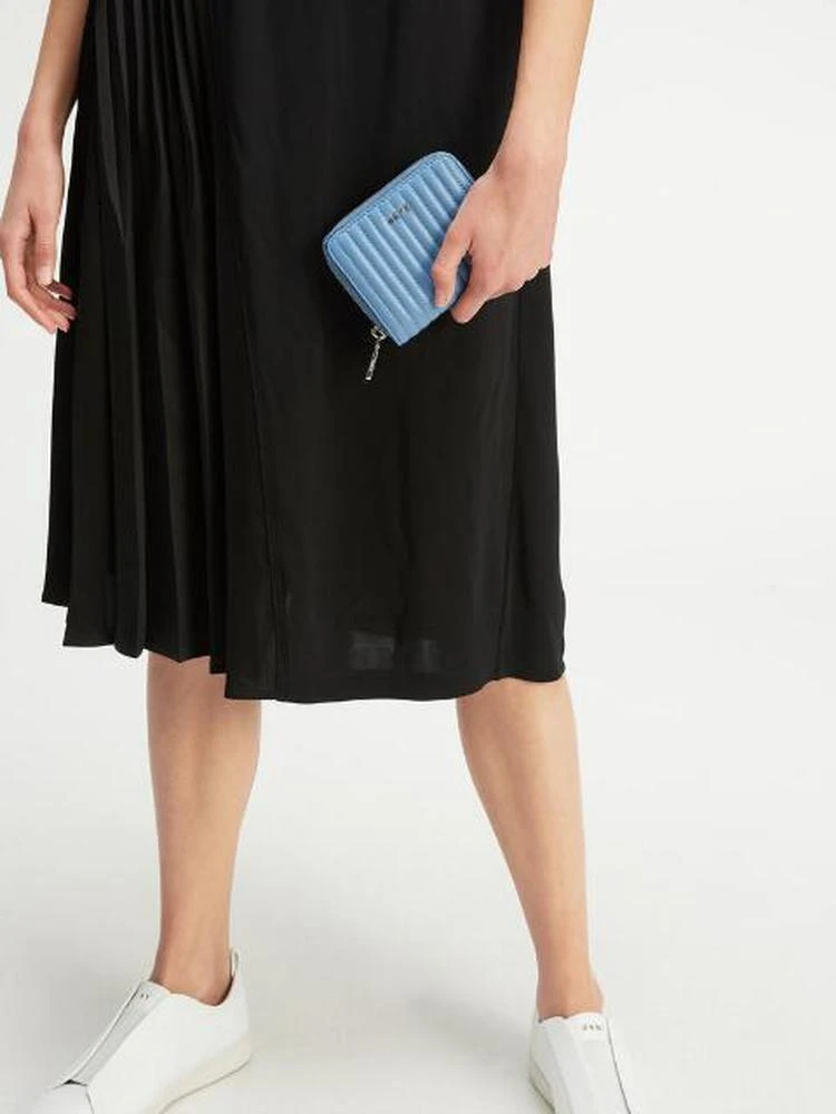 商品DKNY|SMALL QUILTED LAMB NAPPA PINSTRIPE CARRYALL WALLET,价格¥524,第2张图片详细描述