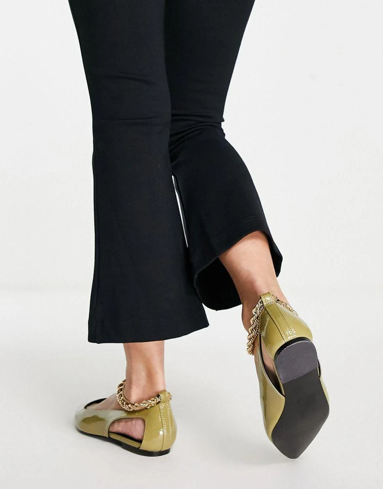 商品ASOS|ASOS DESIGN Lookout ballet flats with ankle chain in green patent,价格¥122,第2张图片详细描述