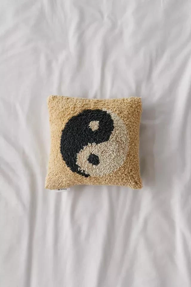 商品Urban Outfitters|Yin Yang Tufted Mini Throw Pillow,价格¥60,第1张图片