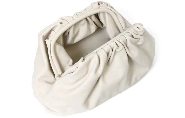 商品[国内直发] Bottega Veneta|葆蝶家 BV POUCH 牛皮云朵包 牛皮 手拿包 大号 女款 白色,价格¥7920,第6张图片详细描述
