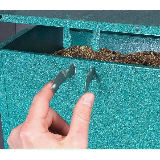 商品Hivvago|Rugged Green Metal Squirrel-Proof Bird Feeder with Easy-Refill Top,价格¥1700,第4张图片详细描述