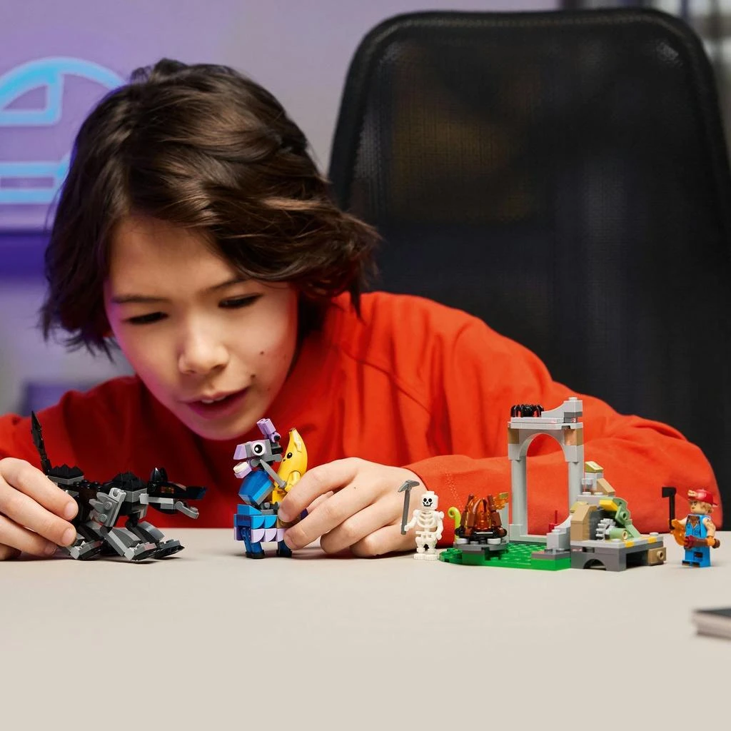 商品LEGO® Fortnite® Peely & Sparkplug’s Camp Video Game Building Set 77075,价格¥224,第4张图片详细描述