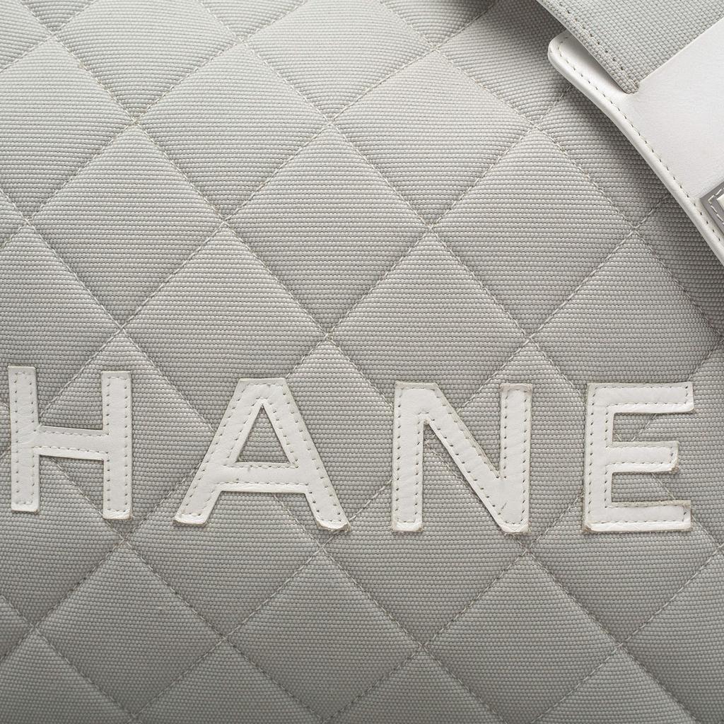 Chanel Light Grey/White Quilted Canvas and Leather Messenger Bag商品第5张图片规格展示