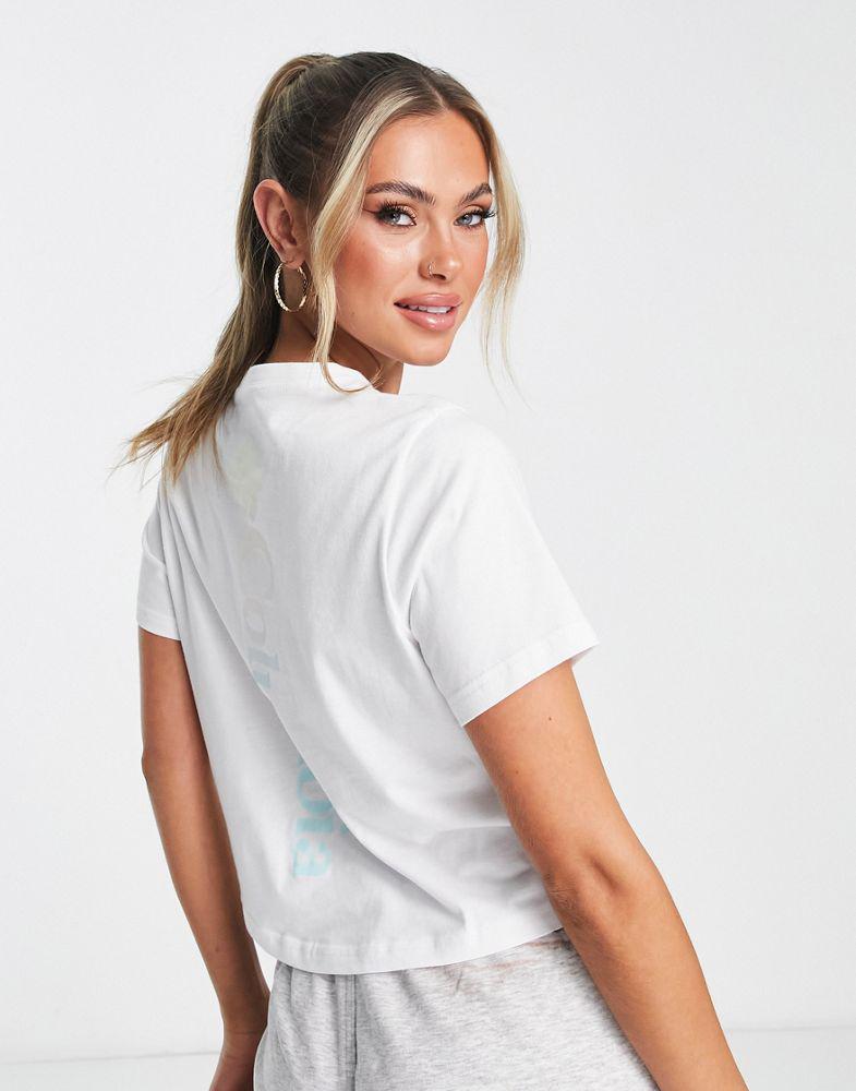 商品Columbia|Columbia Unionville back print cropped t-shirt in white  Exclusive at ASOS,价格¥194,第4张图片详细描述