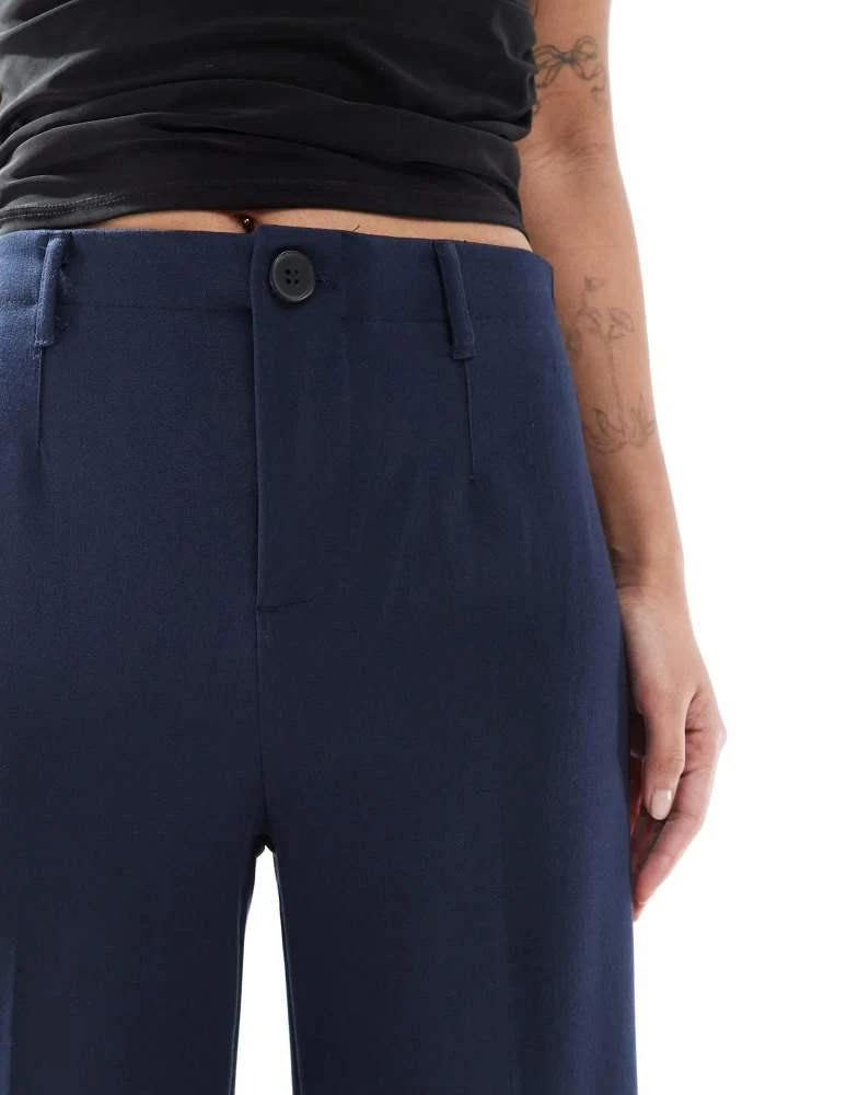 商品Bershka|Bershka Petite high waisted wide leg tailored trousers in navy,价格¥293,第3张图片详细描述