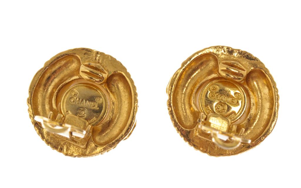 Chanel Gold-tone Round Pearl Clip-on Earrings商品第2张图片规格展示