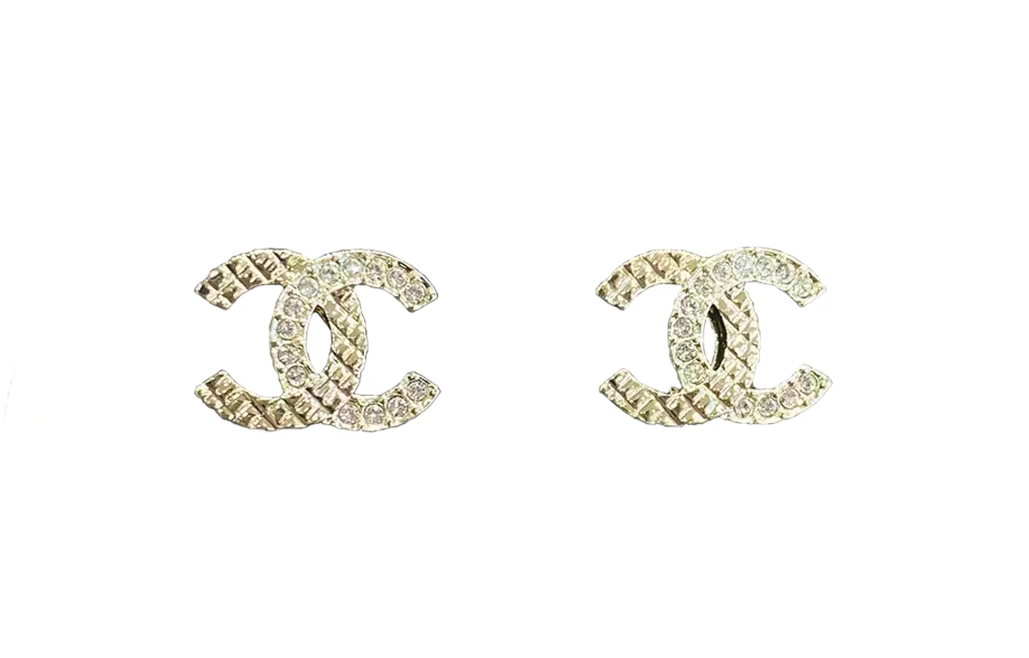 商品[国内直发] Chanel|【23K新品】 香奈儿 经典双C标志 格纹水钻 金属 耳钉 女款 金色,价格¥5885,第1张图片